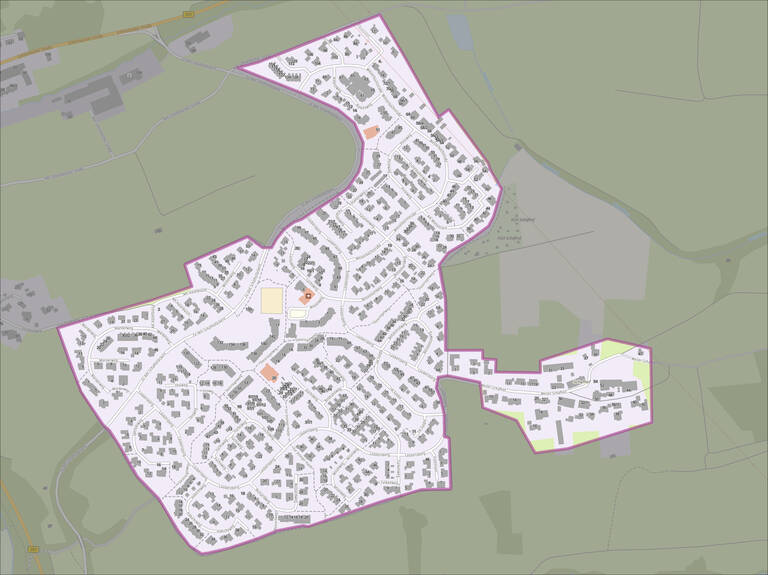 Eine Karte zeigt eine Siedlung mit dicht angeordneten Häusern und Straßen, umgeben von grünen Freiflächen.