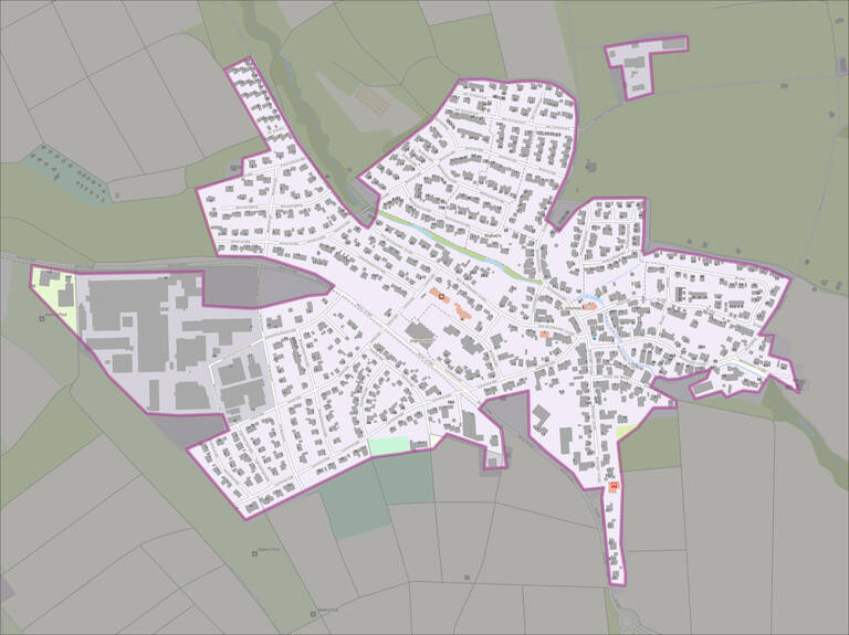 Eine detaillierte Karte zeigt eine Stadt mit vielen Straßen und Gebäuden, umgeben von Feldern und Grünflächen, mit einer rosa Linie, die die Stadtgrenzen markiert.